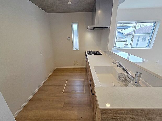 キッチンコンロスペースの近くには、空気の入れ替えが可能な開口部を設置！！ お料理をする際には、換気扇を回しながら匂いが籠らない様に開放してお料理もお楽しみ頂けます。 