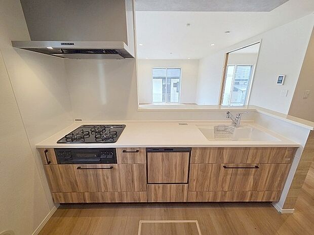 お料理をしながらリビングの家族やゲストとの会話が楽しめるカウンタータイプのキッチン。毎日のお料理を楽しく快適に。