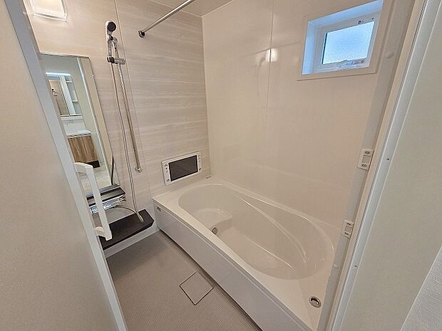 一日の疲れを癒してくれるゆったりとしたバスルームです。