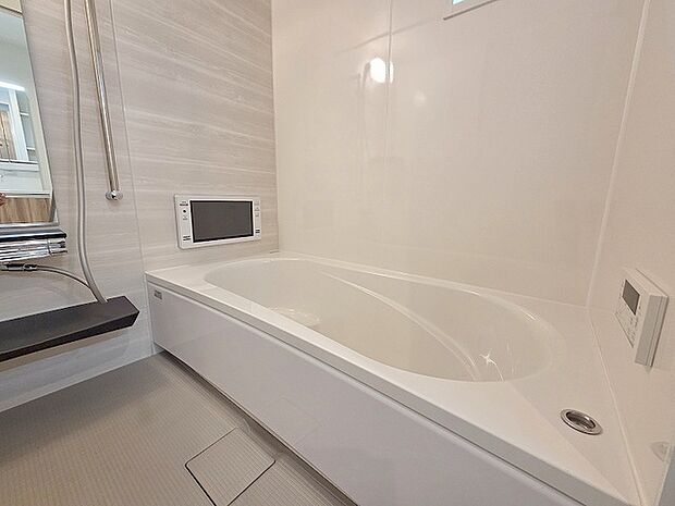 一日の疲れを癒してくれるゆったりとしたバスルームです。