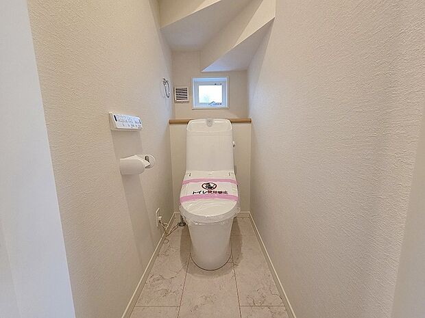階段下を有効活用したトイレスペース。 便座はもちろんウォシュレット。  