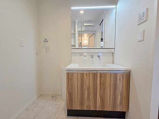 使いやすいタイプの洗面化粧台のあるランドリースペース