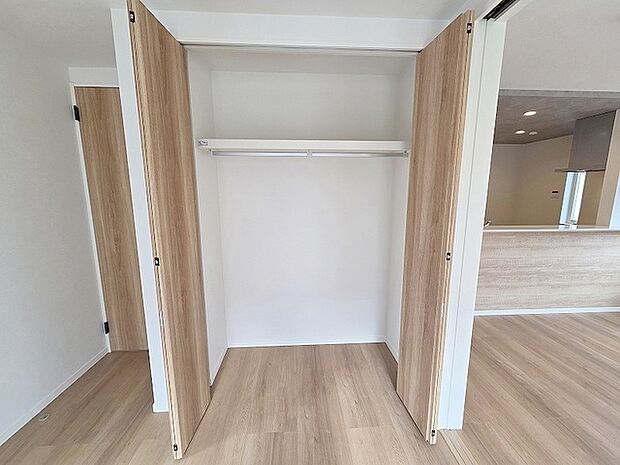 豊富な収納スペースもこの物件の特長の一つ。各所に収納が完備されており、生活をスッキリと整えることができます。 