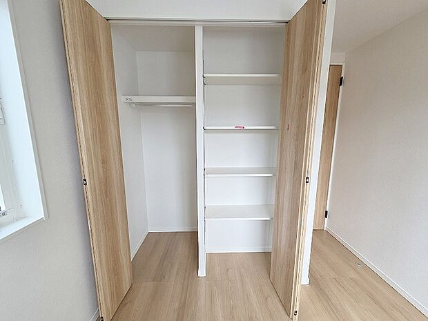 各所に効率的に配置された収納スペースがあり、日常のモノをすっきりと収納できます。 