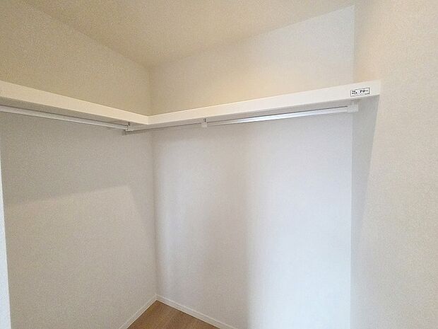 収納スペースがたっぷりと確保されたこの物件では、生活をより快適に送ることができます。