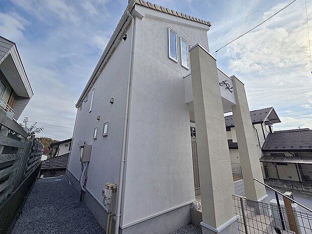 周辺の街並みの中で適度な主張、生活に溶け込むシンプルなデザインの外観が魅力の一戸建です。