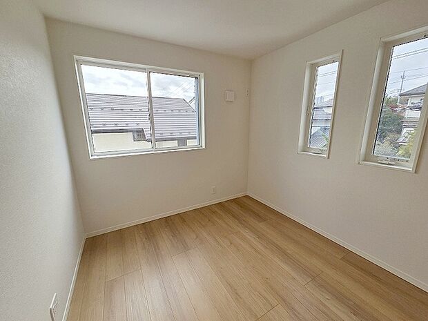 洋室はモダンなデザインと機能性を備え、快適な生活空間に。明るい窓から差し込む自然光が広々とした空間をさらに明るく開放的に感じさせます。