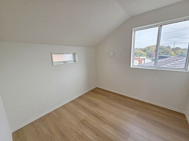 スタイリッシュなデザインと快適な居住性を兼ね備えた洋室。広々とした空間は、自分らしいインテリアを楽しむことができるほか、リラックスした時間を過ごすことができそうです。