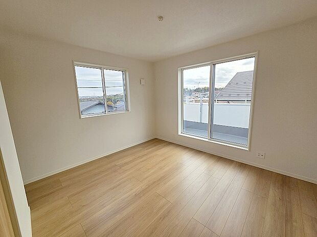 スマートなデザインと賢い収納が生活を快適にします。広々とした雰囲気を演出する工夫が施され、生活空間の魅力を引き出します。  