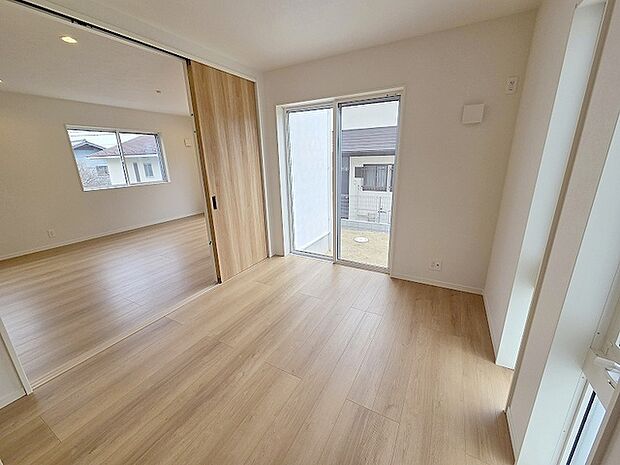 実際に室内をご見学頂くと生活のイメージが広がると思います。家具を置いたイメージや窓からの景色など。周辺で販売に出している物件も一緒にまとめてご見学頂き、比較する事もできます。