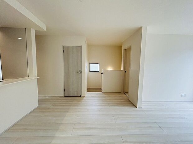 家族が食事するダイニングスペースをキッチンから見渡せる設計に。お料理をしながら家族とのコミュニケーションが増えそうな予感。 