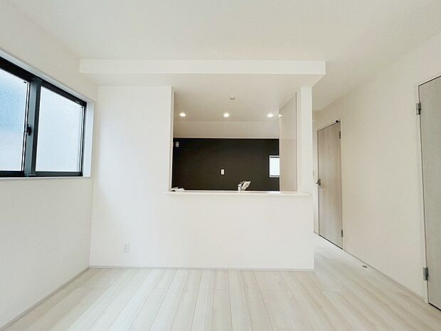 カウンターキッチンならではの開放的な見通し、全体が見渡せることでご家族の団欒スペースもより明るく笑顔が溢れる空間となります。 