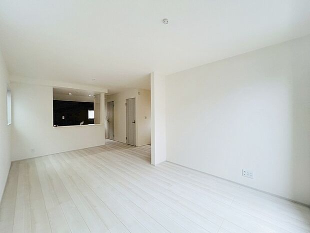 家族の集まるリビングは気持ちの良い自然光が差し込む団欒空間。室内のご見学予約も随時、受付中ですのでお気軽にお問合せください。 