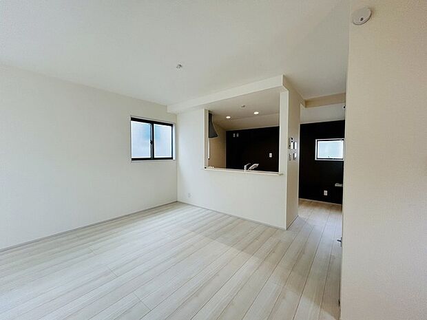 家族が食事するダイニングスペースをキッチンから見渡せる設計に。お料理をしながら家族とのコミュニケーションが増えそうな予感。 