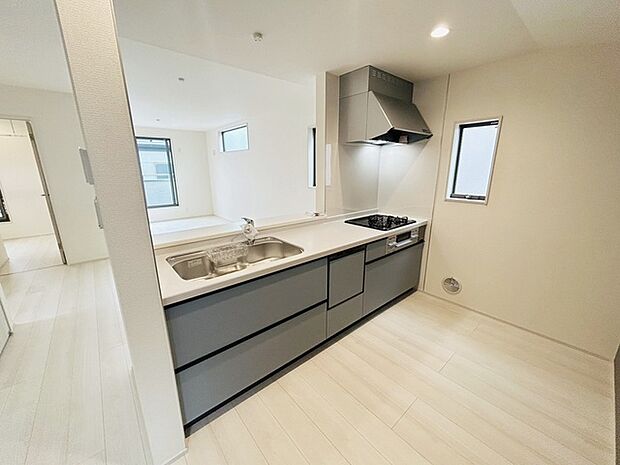 お料理をしながらリビングの家族やゲストとの会話が楽しめるカウンタータイプのキッチン。毎日のお料理を楽しく快適に。 