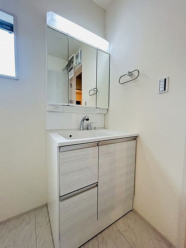 使いやすいタイプの洗面化粧台のあるランドリースペース 