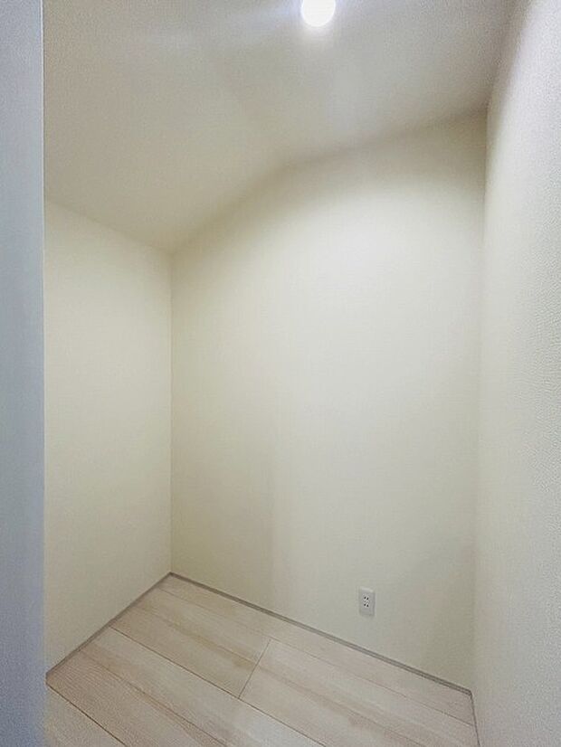 収納スペースがたっぷりと確保されたこの物件では、生活をより快適に送ることができます。