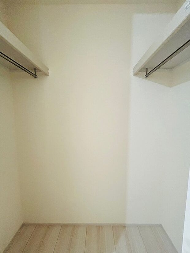 沢山のお洋服などを収納できそうなウォークインクローゼット。 