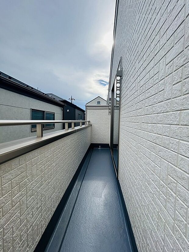 季節の変化や天気の良い日には、バルコニーでの時間が心地よく、気分をリフレッシュさせることができます。 