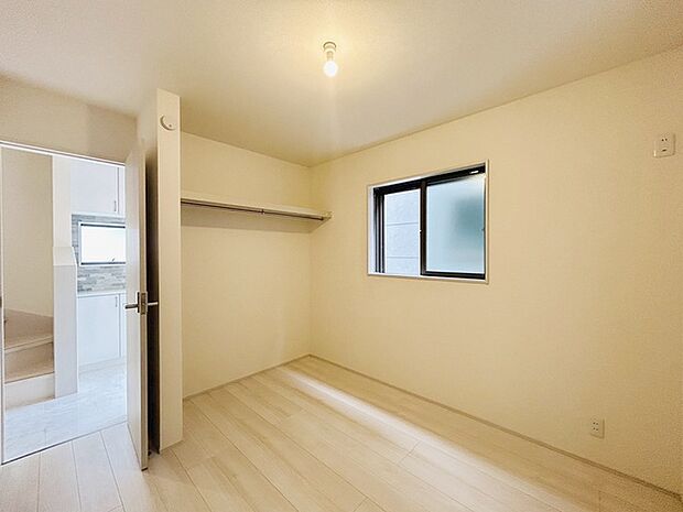 スタイリッシュなデザインと快適な居住性を兼ね備えた洋室。広々とした空間は、自分らしいインテリアを楽しむことができるほか、リラックスした時間を過ごすことができそうです。 