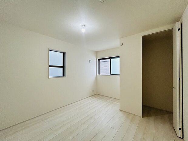 洋室はモダンなデザインと機能性を備え、快適な生活空間に。明るい窓から差し込む自然光が広々とした空間をさらに明るく開放的に感じさせます。  