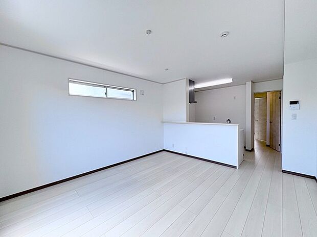 家族の集まるリビングは気持ちの良い自然光が差し込む団欒空間。室内のご見学予約も随時、受付中ですのでお気軽にお問合せください。 