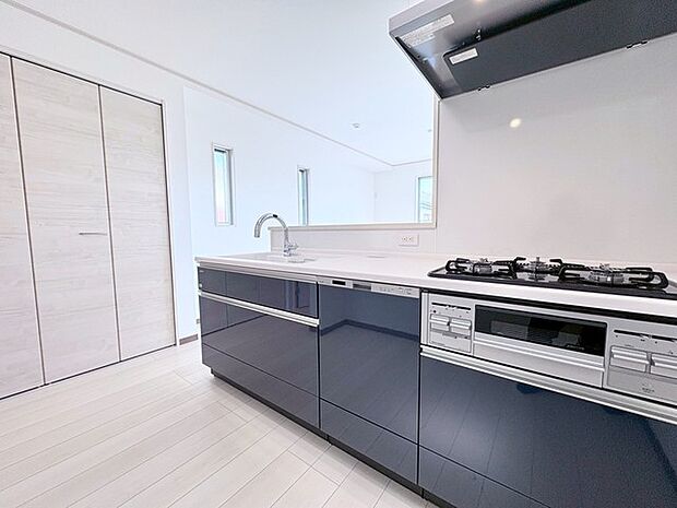 お料理をしながらリビングの家族やゲストとの会話が楽しめるカウンタータイプのキッチン。毎日のお料理を楽しく快適に。 