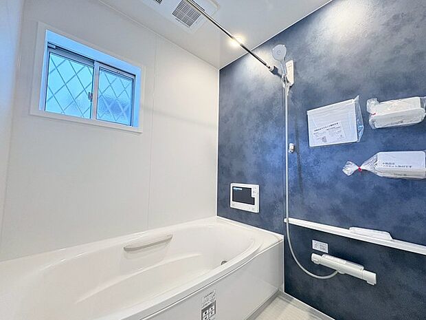 一日の疲れを癒してくれるゆったりとしたバスルームです。 