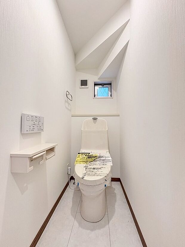 階段下を有効活用したトイレスペース。 便座はもちろんウォシュレット。  