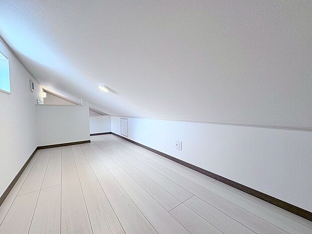 大きな屋根裏部屋はなんだかワクワクしてしまうスペース。趣味の空間や子供のワークスペース、季節物の収納など色々な用途に利用できそうな予感。 