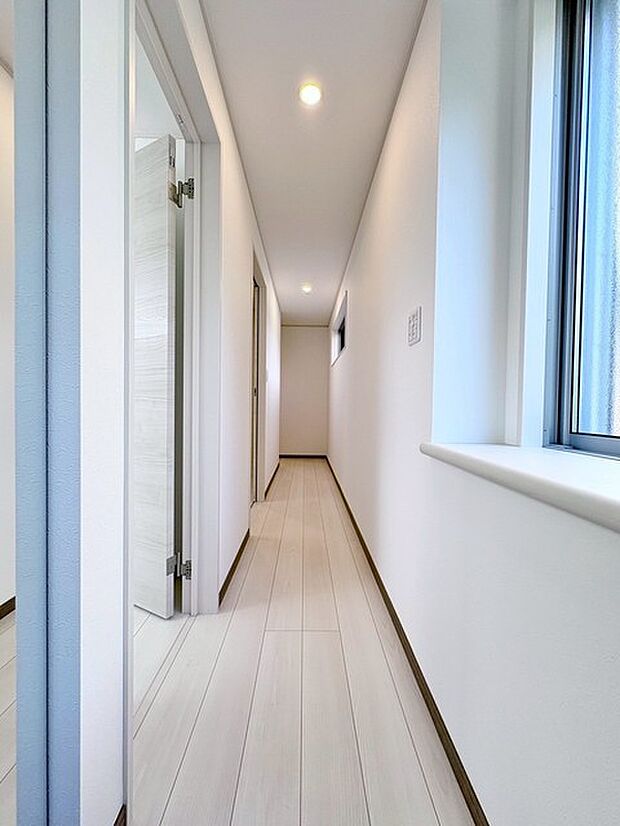 実際に室内をご見学頂くと生活のイメージが広がると思います。家具を置いたイメージや窓からの景色など。周辺で販売に出している物件も一緒にまとめてご見学頂き、比較する事もできます。