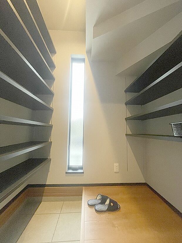 明るく広々とした玄関は、家に入る瞬間から心地よい居心地を感じさせます。シューズインクローゼットも完備して収納もタップリ。 