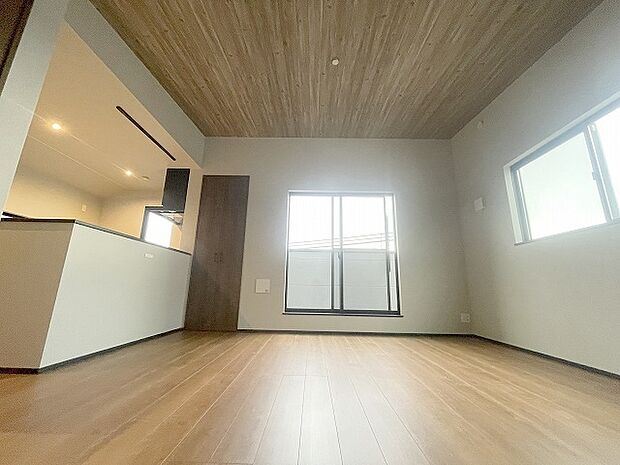 家族が食事するダイニングスペースをキッチンから見渡せる設計に。お料理をしながら家族とのコミュニケーションが増えそうな予感。 