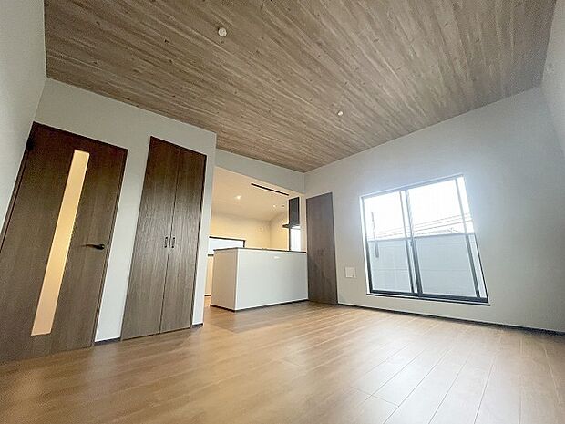 家族の集まるリビングは気持ちの良い自然光が差し込む団欒空間。室内のご見学予約も随時、受付中ですのでお気軽にお問合せください。 