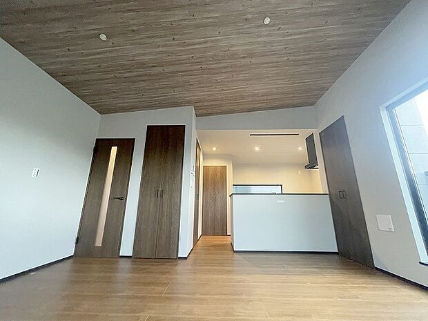 実際に室内をご見学頂くと生活のイメージが広がると思います。家具を置いたイメージや窓からの景色など。周辺で販売に出している物件も一緒にまとめてご見学頂き、比較する事もできます。