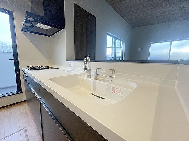 カウンターキッチンならではの開放的な見通し、全体が見渡せることでご家族の団欒スペースもより明るく笑顔が溢れる空間となります。