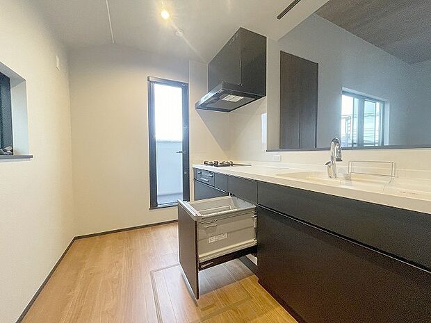 キッチンコンロスペースの近くには、空気の入れ替えが可能な開口部を設置!! お料理をする際には、換気扇を回しながら匂いが籠らない様に開放してお料理もお楽しみ頂けます。