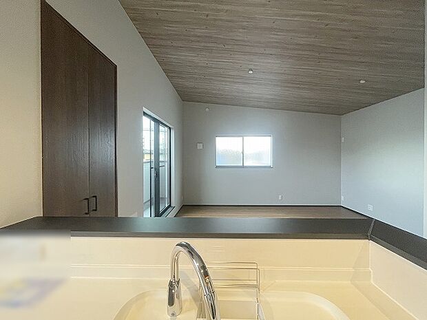 お料理をしながらリビングの家族やゲストとの会話が楽しめるカウンタータイプのキッチン。毎日のお料理を楽しく快適に。 