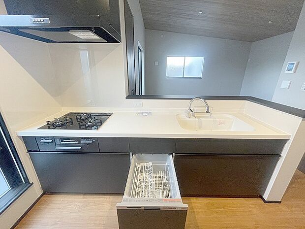 毎日の家事をサポートしてくれる食洗器も標準に装備。ちょっと嬉しい設備です 