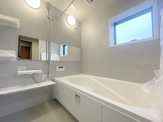 一日の疲れを癒してくれるゆったりとしたバスルームです。