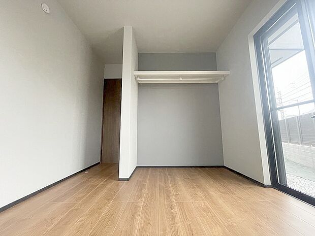 スタイリッシュなデザインと快適な居住性を兼ね備えた洋室。広々とした空間は、自分らしいインテリアを楽しむことができるほか、リラックスした時間を過ごすことができそうです。 