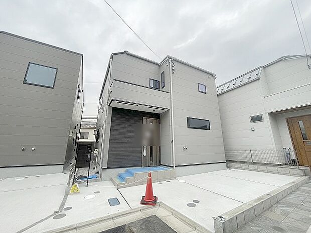 周辺の街並みの中で適度な主張、生活に溶け込むシンプルなデザインの外観が魅力の一戸建です。