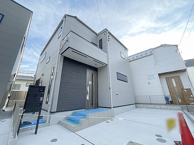 周辺の街並みの中で適度な主張、生活に溶け込むシンプルなデザインの外観が魅力の一戸建です。 