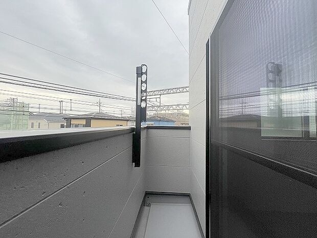 季節の変化や天気の良い日には、バルコニーでの時間が心地よく、気分をリフレッシュさせることができます。