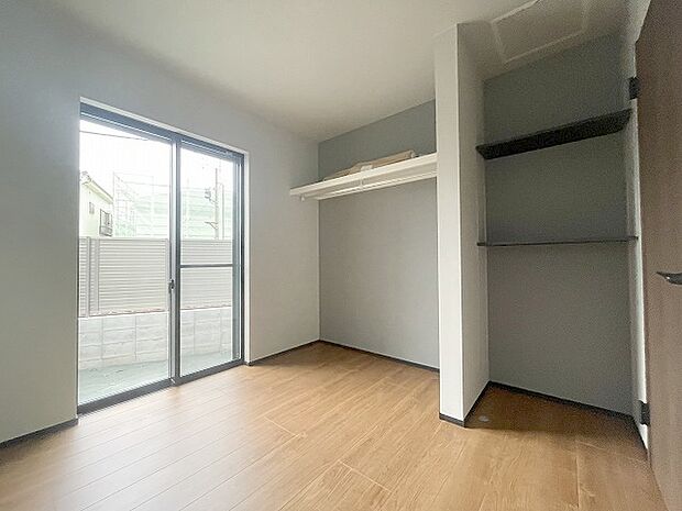 スマートなデザインと賢い収納が生活を快適にします。広々とした雰囲気を演出する工夫が施され、生活空間の魅力を引き出します。  