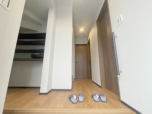 玄関は家の第一印象を左右する重要な場所。ほどよい広さとスタイリッシュな色遣いが印象的です。 