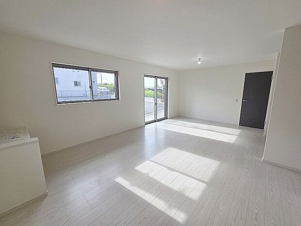 家族の集まるリビングは気持ちの良い自然光が差し込む団欒空間。室内のご見学予約も随時、受付中ですのでお気軽にお問合せください。