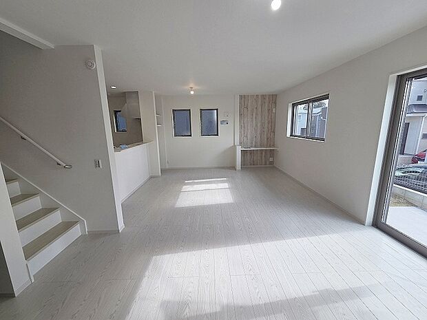 実際に室内をご見学頂くと生活のイメージが広がると思います。家具を置いたイメージや窓からの景色など。周辺で販売に出している物件も一緒にまとめてご見学頂き、比較する事もできます。