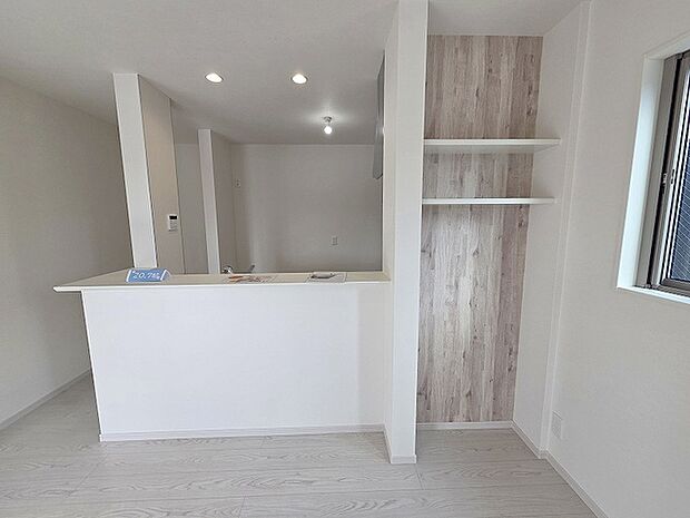 家族が食事するダイニングスペースをキッチンから見渡せる設計に。お料理をしながら家族とのコミュニケーションが増えそうな予感。