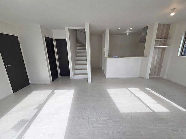 家族の集まるリビングは気持ちの良い自然光が差し込む団欒空間。室内のご見学予約も随時、受付中ですのでお気軽にお問合せください。